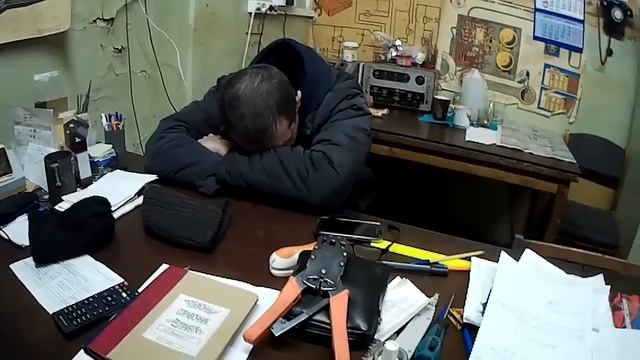 монтёр связи спит а служба идёт.mp4