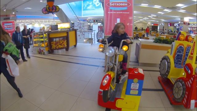 Лена в игровых автоматах.Покупаем Angry Bird.Карусель и Лодка.We go with Lena to gaming machines смотреть онлайн