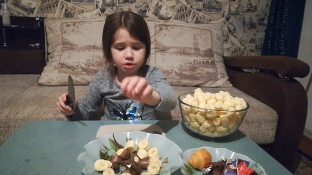Делаем необычный детский салат! Настя готовит блюдо из сладостей! смотреть онлайн