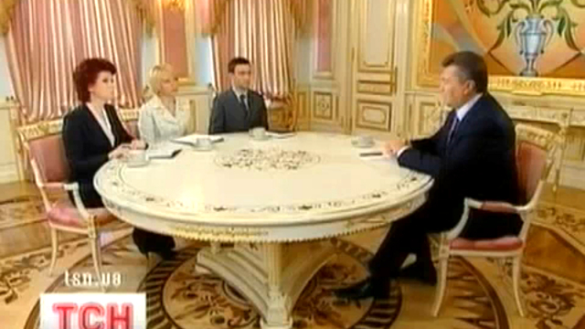Виктор Янукович даёт интервью трём украинским телекомпаниям