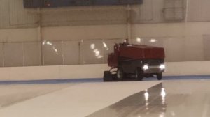 77  Как заливают лёд на катке