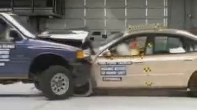 71. IIHS Crash Test 1996 Isuzu Rodeo vs 1996 Ford Taurus #shorts смотреть онлайн