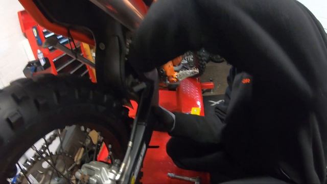 лайфхак на заднюю вилку для KTM 300 EXC TPI смотреть онлайн