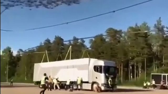 Рой коптеров смог поднять фуру. смотреть онлайн