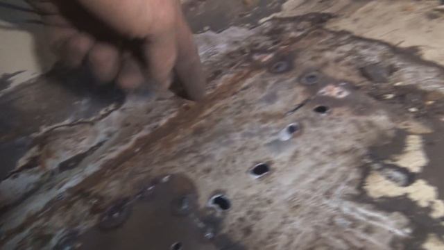 ВАЗ 2106 Ч.1. Замена переднего поддомкратника, ремонт лонжерона, днища. Замена переднего крыла. смотреть онлайн