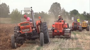 Трактора 1930-1980 годов, пашут поле. Надежная техника работает почти 100 лет.