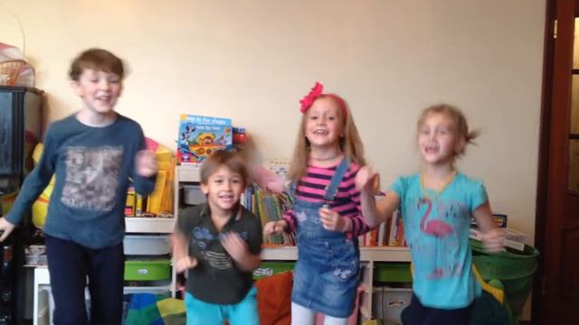 Run, run gingerbread man Action Song for kids - Песенка с движениями про имбирного человечка. смотреть онлайн