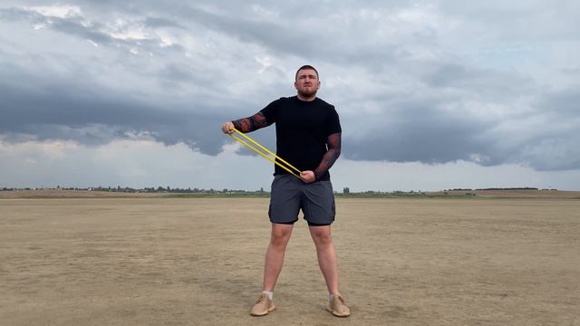 Тренировка на плечи. 3 упражнения с фитнес-резинками на засохшем озере. смотреть онлайн