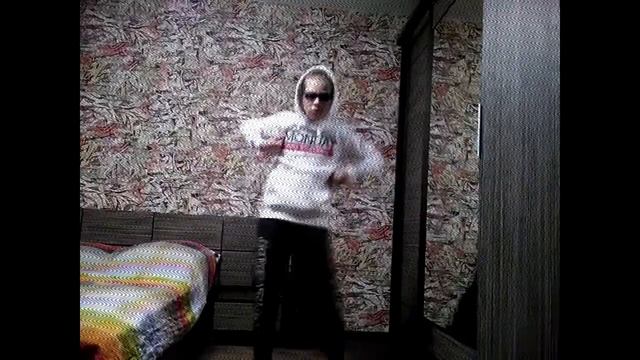 ТАНЕЦ ЧЕЛОВЕКА В СИНИХ ОЧКАХ ПОДХОДИТ ПОД ЛЮБУЮ ПЕСНЮ / Anpilp смотреть онлайн