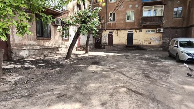 Между 95 и 96 кварталом в Кривом Роге продолжается ремонт внутридомовых дорог смотреть онлайн