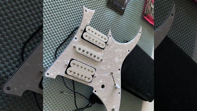 Overhaul’s Ibanez Jem JR guitar смотреть онлайн
