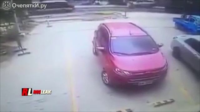 Охранник помог машине выехать со стоянки смотреть онлайн