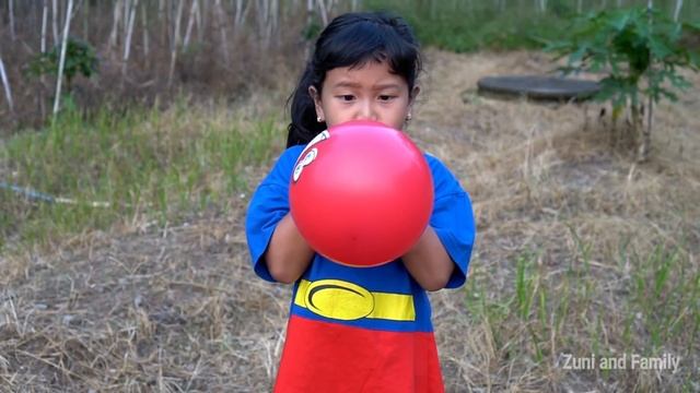 Keysha Bermain Mengisi Air Dalam Balon Daddy Finger Nursery Rhymes | Learn Colors With Balloons