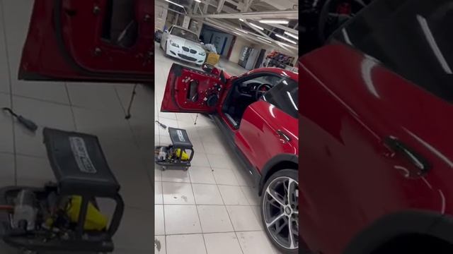 Porsche Taycan - ставим доводчики дверей смотреть онлайн