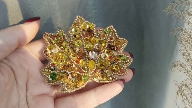 Брошь, вышитая бисером "Кленовый лист" смотреть онлайн