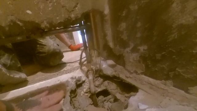 "Заказчик ТАК ХОЧЕТ!" Ремонт квартиры. Часть 12. Переделка сантехники. Толик - штукатур 99 уровня смотреть онлайн