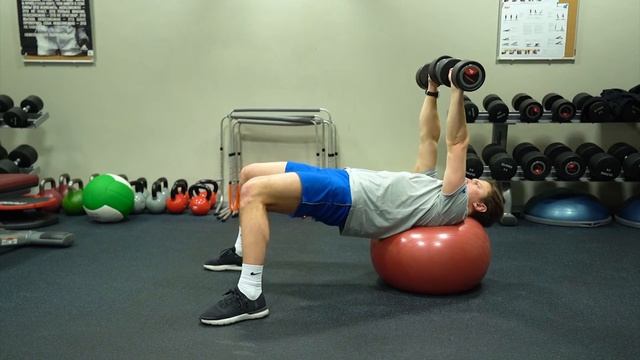 Жим гантелей по очереди на свиссболе/ Swissball alternated DB press смотреть онлайн