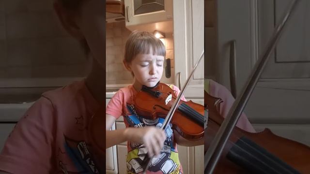 Мальчик играет на скрипке с закрытыми глазами
