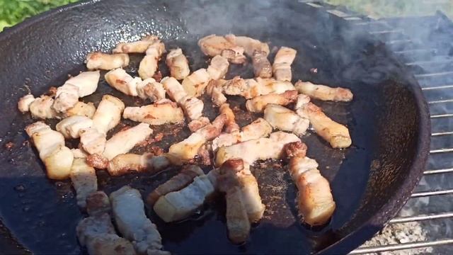 Очень вкусный мужской завтрак - яичница с беконом и чесночными стрелками на огне. #завтрак смотреть онлайн