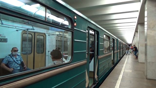 Электропоезд 81-717/714.5 "Номерной" №44 на станции метро Беляево, Калужско-Рижская линия смотреть онлайн