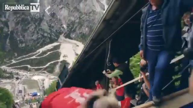 Подъем в гору на гонке с препятствиями смотреть онлайн