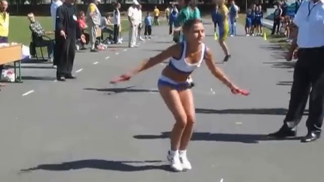 12 летняя девочка побила рекорд гиннеса по прыжкам на скакалке смотреть онлайн