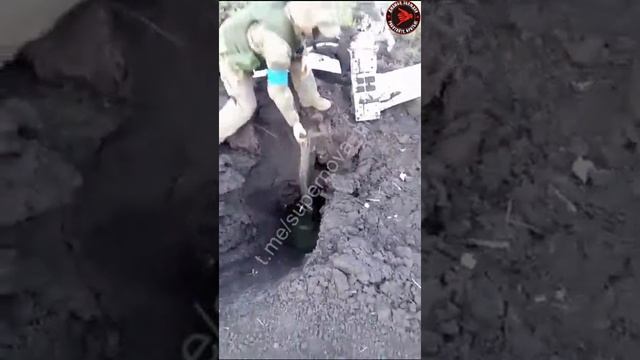 Упавшая на украинские позиции авиабомба ФАБ-500М62 с УМПК. Сама бомба зарылась в землю, однако модул смотреть онлайн