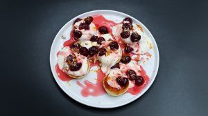 Сырники на рисовой муке с вишневым компоте и лимонной сметаной