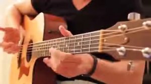 Парень очень круто играет на гитаре соло