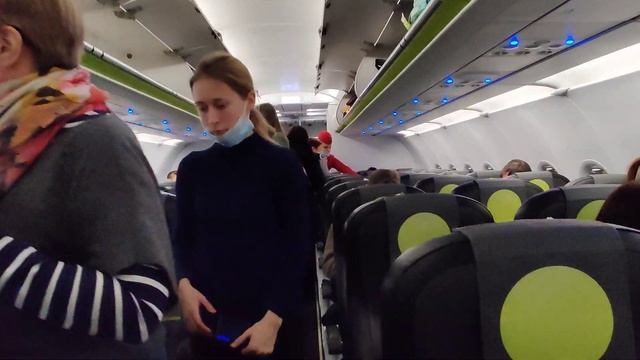 Начинается посадка в самолёт Airbus 320Neo а/к S7 Airlines | Вылет Новосибирск - Санкт-Петербург. смотреть онлайн