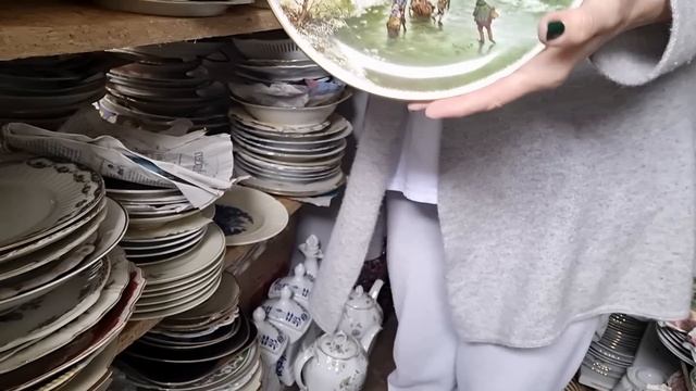 На полках склада, антикварный фарфор, для антикварного магазина.  Барахолка  Германия