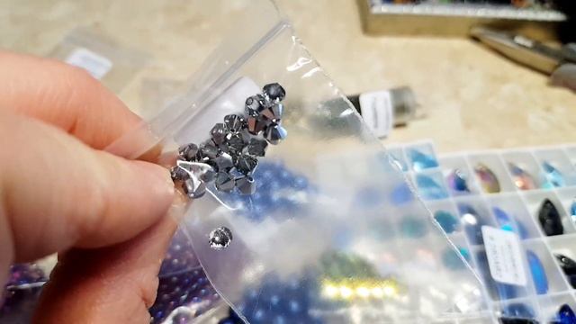 Колье из проволоки бархата и кристаллов Swarovski. Работа на конкурс. смотреть онлайн
