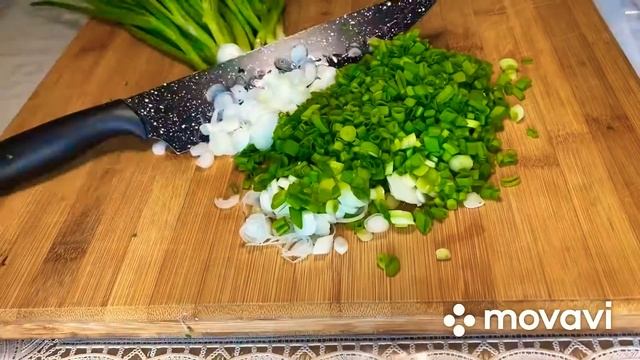 Замороженный зеленый лук хранится в морозильной камере около 6 месяцев. смотреть онлайн