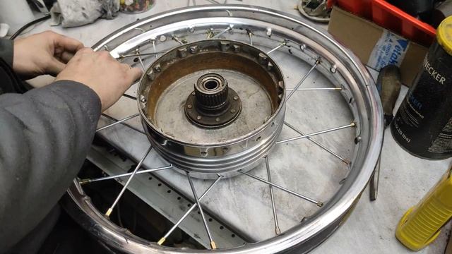 Ставлю китайские спицы! Полирую колесо иж юпитера до блеска! смотреть онлайн