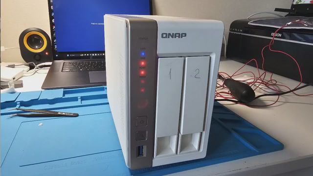 Как загрузить NAS сервер QNAP TS 251, когда горят красные светодиоды смотреть онлайн