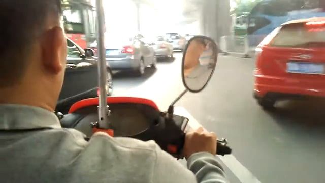 2014 - Тук-тук где то в Китае в междурядье смотреть онлайн