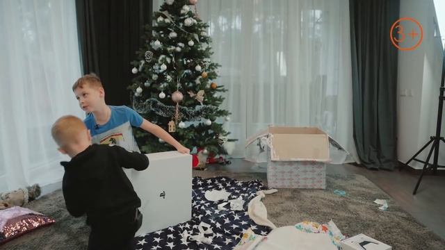 Распаковка PlayStation 5 на новый год, играем в Astro Playroom смотреть онлайн