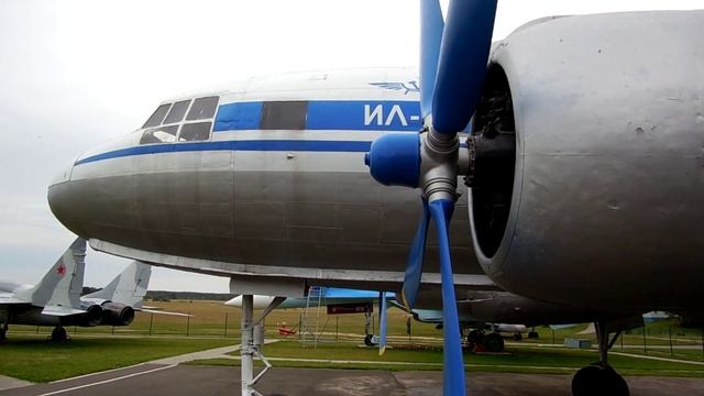 Минск. Боровая. Авиационный музей. Под дождём и под крылом Ил-14. смотреть онлайн