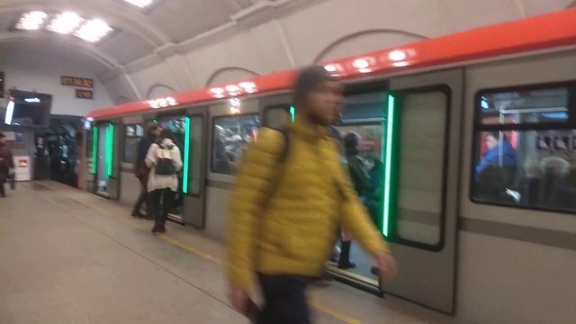 Новый поезд Балтиец на станции «Кировский завод». Провожаем Балтийца, встречаем «Юбилейный» смотреть онлайн