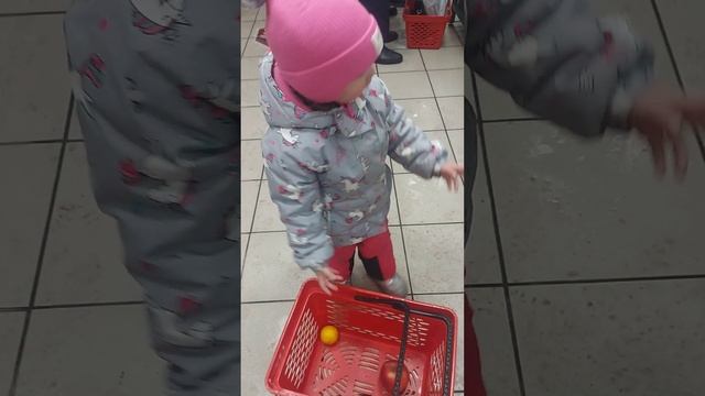 Ева пошла в магазин за покупками #фрукты #shorts #shopping #kids #cute #funny #tiktok #world #girl смотреть онлайн