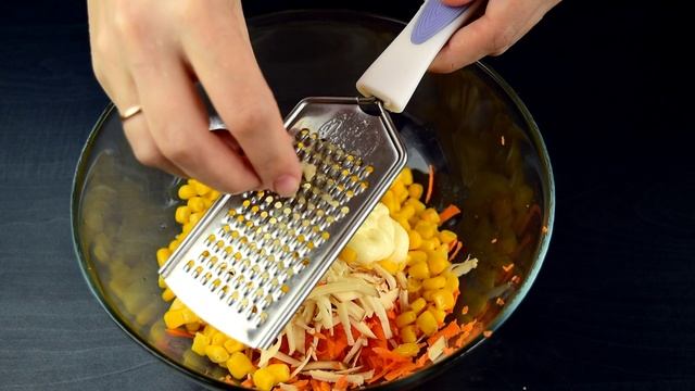 Салат из моркови с сыром и кукурузой.
