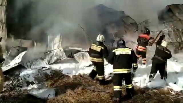 В Орле сгорел ангар на Раздольной, уничтожены три машины смотреть онлайн