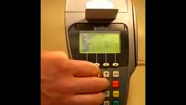 Chip & PIN terminal playing Tetris смотреть онлайн