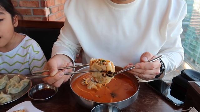 КОРЕЙСКАЯ ЛАПША КУКСИ И МАНДУ-СУП/ ОБЕДАЕМ ПО-КОРЕЙСКИ В СЕУЛЕ/ НИКОЛАЙ ПО-КОРЕЙСКИ смотреть онлайн