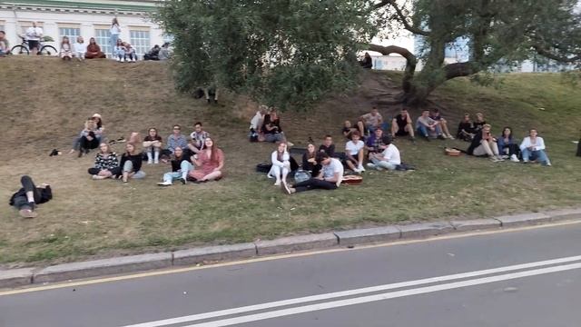 Вдоль, ДА... по Набережной!!! Свислочи!!! Минчане релаксируют!!! смотреть онлайн