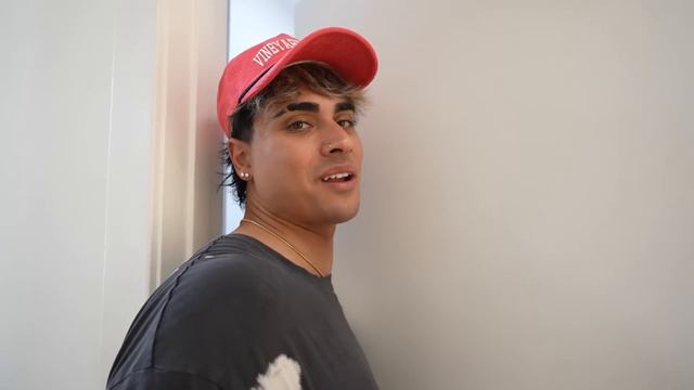 HANDCUFFED TO A MARRIED COUPLE FOR 24 HOURS! смотреть онлайн