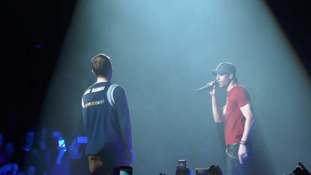 Энрике Иглесиас и поклонник на 1-й сцене 13.12.14 2 смотреть онлайн