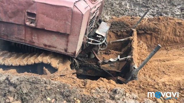 Тдт-55 в лесу на (эстокаде) копает яму смотреть онлайн