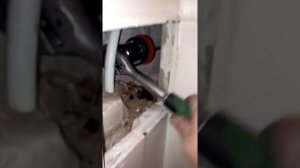 Нарезание резьбы на трубе в труднодоступном месте.