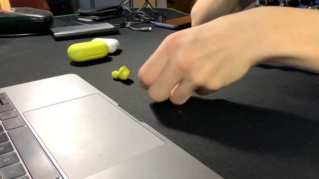 AirPods VS Samsung Buds смотреть онлайн